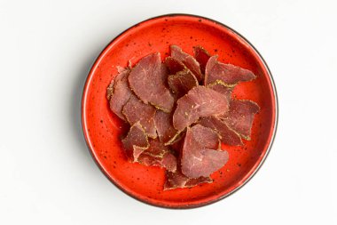 Beyaz arka planda servis edilen Carpaccio etli et kasesi. Gürcistan mutfağı konsepti, lezzetli carpaccio. İzole edilmiş.