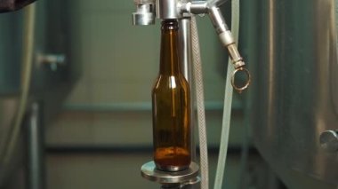 Bira Üretimi, Bira Fabrikası. Yerel el yapımı bira. Bira üretim sürecini kapatın. Değirmen, mayalanma, sürtünme.