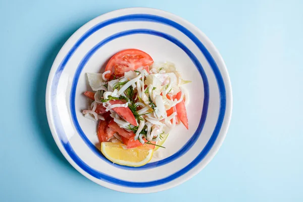 Calamari Com Tomate Salada Endro Fresco Servido Com Pedaço Limão — Fotografia de Stock