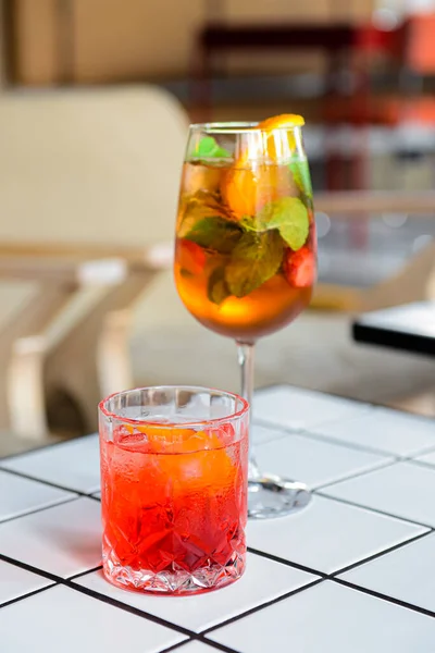 果物やベリーのカクテルはレストランやバーで白いテーブルで提供しています アルコール飲料 おいしい甘いフルーツドリンク — ストック写真