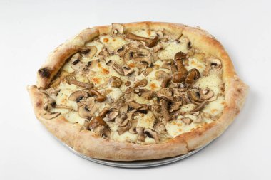 Beyaz arka planda mantarlı iştah açıcı pizza. Beyaz üzerine izole edilmiş lezzetli vejetaryen pizza. Geleneksel tarif, İtalyan mutfağı konsepti..