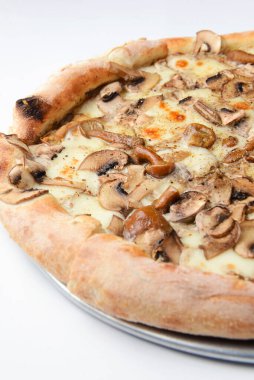 Beyaz arka planda mantarlı iştah açıcı pizza. Beyaz üzerine izole edilmiş lezzetli vejetaryen pizza. Geleneksel tarif, İtalyan mutfağı konsepti..