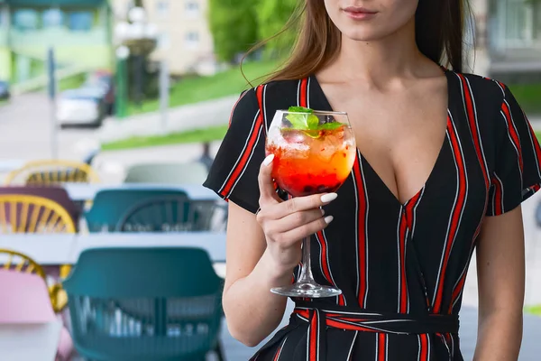 Jeune Femme Avec Aperol Spritz Soda Cocktail Restaurant Plein Air — Photo