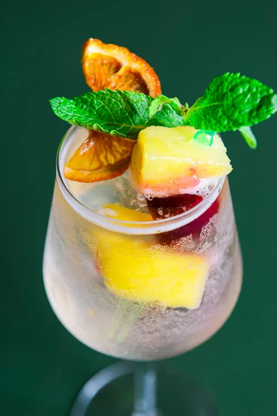 Cocktail Aus Mango Und Maracuja Mit Minze Köstliches Süßes Fruchtgetränk — Stockfoto