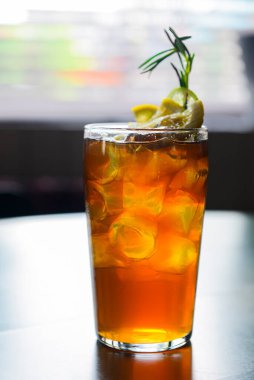 Margarita ya da Daiquiri kokteyli. Arka planda buzla kaplı yeşil bir masa. Yumuşak yansıma. Uzun bardakta salatalık limonlu içki. Alkolik içecek..