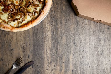 Ahşap arka planda mantarlı pizza. Lezzetli vejetaryen pizza yakından seçici odaklanma. İtalyan mutfağı konsepti. Pizza teslimat kutusu, teslimat konsepti. Boşluk afişini kopyala.