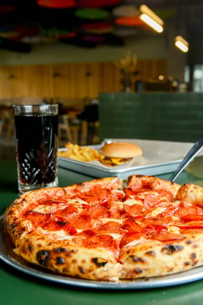 Pizza Salami Servida Una Pizzería Restaurante Comer Fuera Concepto Cocina — Foto de Stock