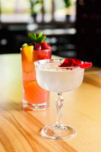 Cócteles Con Frutas Bayas Servidos Una Mesa Madera Restaurante Bar — Foto de Stock