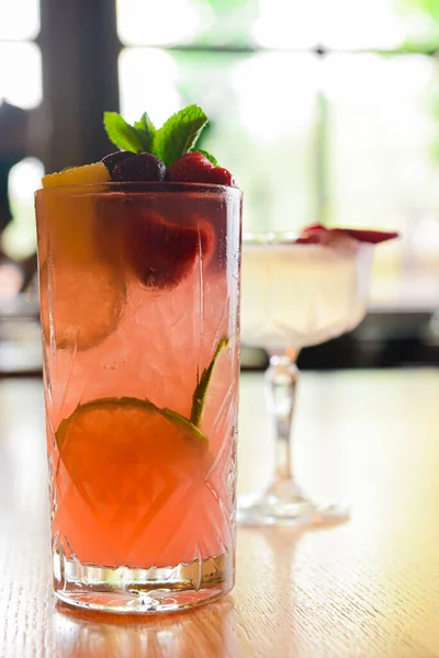 Cócteles Con Frutas Bayas Servidos Una Mesa Madera Restaurante Bar — Foto de Stock