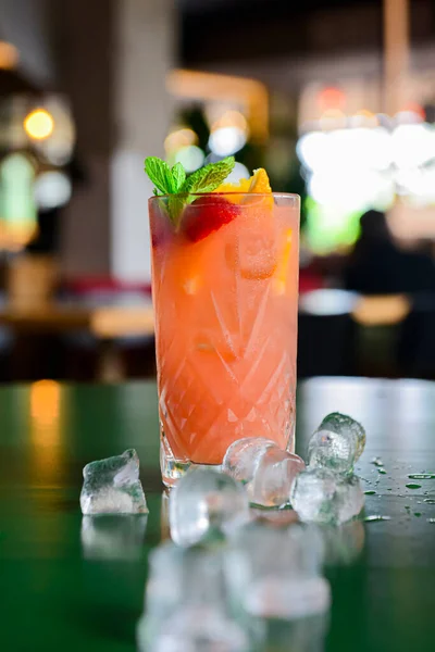 マルガリータやダイキリのカクテルは 氷で背景をぼかした緑色のテーブルの上にあります 反射が柔らかい ストロベリーレモンアルコールは背の高いガラスの中で飲む アルコール飲料 — ストック写真