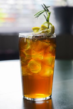 Margarita ya da Daiquiri kokteyli. Arka planda buzla kaplı yeşil bir masa. Yumuşak yansıma. Uzun bardakta çilekli limonlu içki. Alkolik içecek..