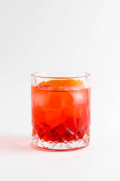 Owocowy Koktajl Cytrusowy Szklance Białym Tle Pyszny Napój Alkoholowy Słodki — Zdjęcie stockowe