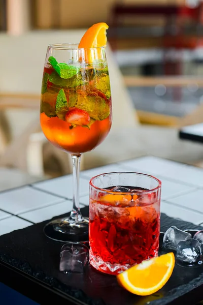 Cocktails Agrumes Aux Fruits Dans Des Verres Sur Table Blanche — Photo