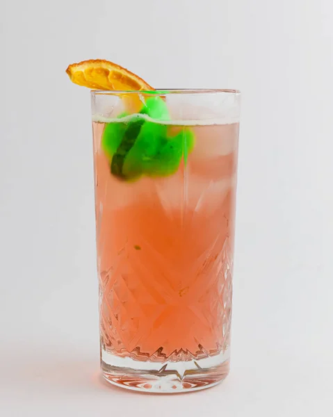 白い背景の上にガラスの果物の柑橘類のカクテル おいしいアルコール飲料 ガラスの甘い飲み物 パーティーやお祝いのコンセプト — ストック写真