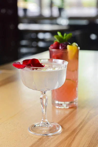 果物やベリーのカクテルは レストランやバーで木製のテーブルで提供しています アルコール飲料 おいしい甘いフルーツドリンク — ストック写真