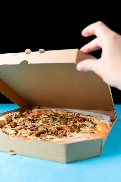 Apetyczna Pizza Grzybami Niebieskim Tle Pyszna Wegetariańska Pizza Tradycyjny Przepis — Zdjęcie stockowe