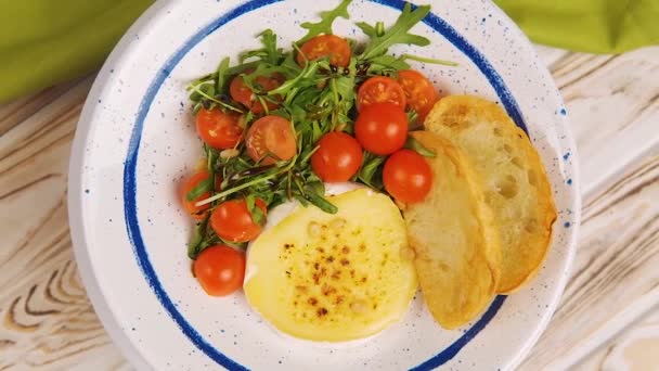 伝統的なチーズプラッターキャンベール チェリートマトとトーストと焼きカマンベールチーズ イタリア料理のコンセプト チーズを食べる Cambert — ストック動画