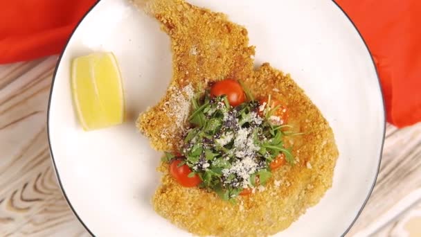 チェリートマト 新鮮なアルグラ レモンの一片が添えられたプレート上でサーモンステーキを焼きます 夕食のアイデアは 新鮮な魚のステーキを食べる — ストック動画