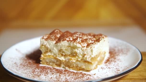 Zelfgemaakte Tiramisu Cake Traditioneel Italiaans Dessert Geserveerd Een Witte Plaat — Stockvideo