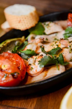 Karides ve sebzeli frittata kırsal bir ahşap masada. Sebzeli balık güveci, sağlıklı beslenme, lezzetli yemek fikri..