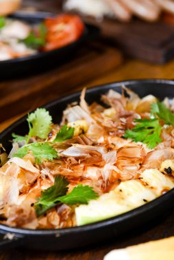 Makarna ve kırsal ahşap masada servis edilen ekmek kırıntılarıyla ton balığı güveci. Kızarmış sebzeli balık güveci, sağlıklı beslenme, lezzetli akşam yemeği fikri..