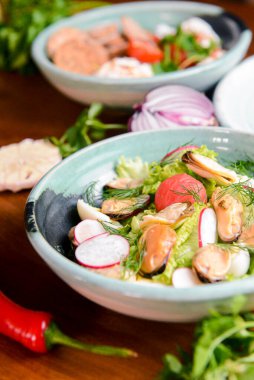 Ukrayna mutfağı konsepti, geleneksel Ukrayna masa örtüsünün üzerinde üç tabak salata. Sebzeler, peynir, taze yeşillik. Sağlıklı beslenme.