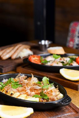 Makarna ve kırsal ahşap masada servis edilen ekmek kırıntılarıyla ton balığı güveci. Kızarmış sebzeli balık güveci, sağlıklı beslenme, lezzetli akşam yemeği fikri..