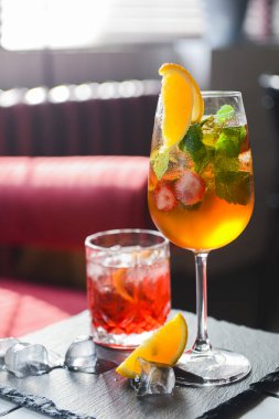 Meyve ve meyveli kokteyller restoranda ya da barda servis edilir. Alkolik içecek, lezzetli meyve suyu..