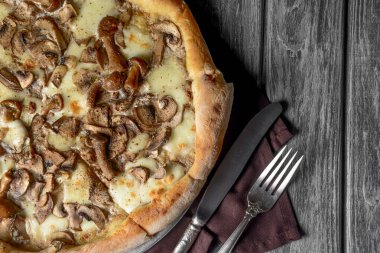 Kırsal ahşap arka planda mantarlı pizza. Lezzetli vejetaryen pizza. Geleneksel tarif, İtalyan mutfağı konsepti.