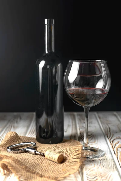 Borospohár Palack Egy Asztal Felett Fekete Háttér Alkoholos Ital Üvegben — Stock Fotó