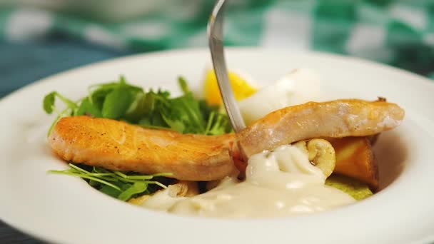 Sıcak Salata Sebzeli Balık Filetosu Mantar Haşlanmış Yumurta Taze Roka — Stok video