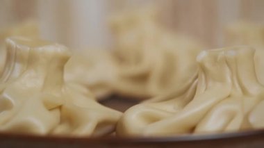 Ulusal Gürcistan yemeği Khinkali. Yan görünüş, ahşap bir tahta üzerinde bulanık bir arka plan. Geleneksel tarif, Asya hamur tatlısı. Macro view, Khinkali 'ye odaklan.