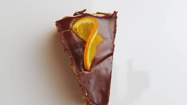 Schokoladen Orangen Moussekuchen Ein Stück Leckerer Süßer Schokoladenkuchen Mit Vanillefüllung — Stockvideo