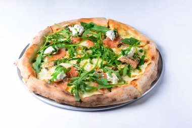 Mozarellalı pizza, somon dilimleri, taze roka. Beyaz arka planda izole edilmiş. İtalyan mutfağı, geleneksel pizza tarifi..