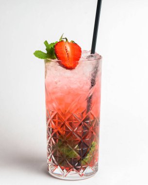 Çilekli mojito beyaz arka planda izole edilmiş. Yaz menüsü, sıcak hava için soğuk ferahlatıcı içecek. Kapat..