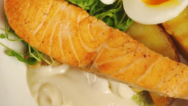 Warm Salad Fish Fillet Vegetables Mushrooms Boiled Eggs Fresh Arugula — Stock Video