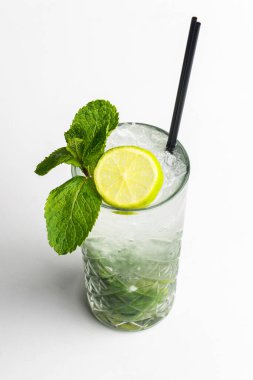 Beyaz arka planda izole edilmiş klasik mojito. Yaz menüsü, sıcak hava için soğuk ferahlatıcı içecek. Kapat..