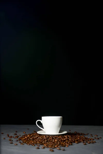 Meleg Csésze Kávé Kávébabbal Fekete Háttér Felett Kávészünet Függőleges Másolási — Stock Fotó