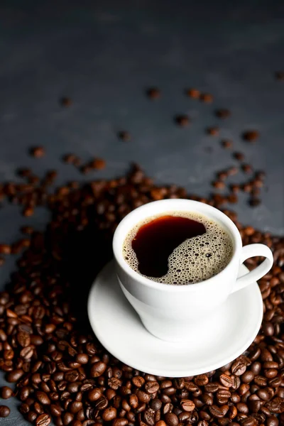 Meleg Csésze Kávé Kávébabbal Fekete Háttér Felett Kávészünet Űrweb Design — Stock Fotó