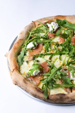 Mozarellalı pizza, somon dilimleri, taze roka. Beyaz arka planda izole edilmiş. İtalyan mutfağı, geleneksel pizza tarifi..