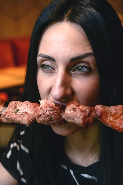 여자는 식당에서 고기를 좋아한다 내부에서 슬릭을 조지아 브루넷 코카서스 컨셉트 — 스톡 사진