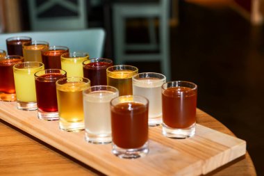 Alkollü içki seçimi. Likör tentürleri, konyak, shot bardaklarında viski. Çok çeşitli alkol. Metin için alanı kopyala.