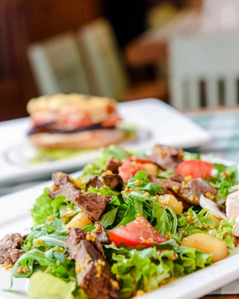 Salada Com Carne Bovina Tomate Salada Alface Fresca Rúcula Cogumelos — Fotografia de Stock