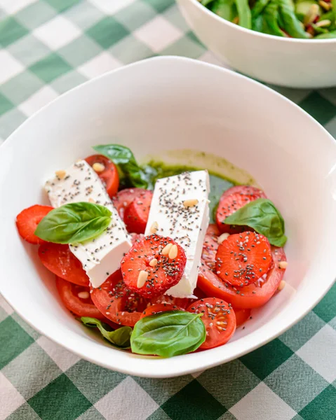 Caprese Salat Mit Erdbeeren Mozzarellen Basilikum Und Balsamico Sauce Serviert — Stockfoto