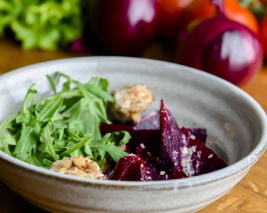 Rendelenmiş pancar salatası ve kırsal ahşap arka planda bir kasede bir sürü taze yeşillik bulunan otlar. Gürcistan mutfağı konsepti, Gürcistan geleneksel menüsü.