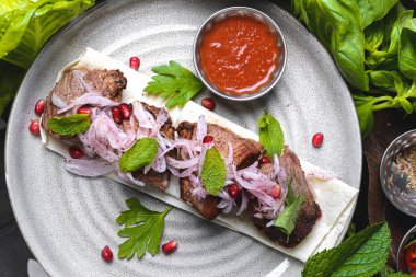 Salamura edilmiş şiş kömürün üstünde ızgarada pişirilmiş. Shashlik veya Şiş kebap, Şiş kebap (şiş et) restoranda lavaş ekmeğiyle seramik bir tabakta.
