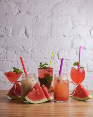 Taze kavun ve boba köpüğü çaylı karpuz kokteylleri beyaz tuğla arka planda bir masada. Yaz içeceği, sıcak yaz havası için soğuk içecek..