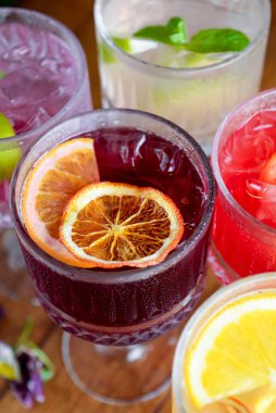 Gürcistan mutfağı kavramı. Bardaktaki farklı meyve sularından yapılmış buzlu soğuk içecekler. Köy ahşap bir masada servis edildi..