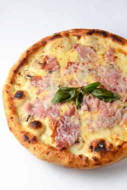 Pizza beyazda izole edilmiş, üst manzara. İtalyan mutfağı kavramı, jambonlu ve peynirli pizza, beyaz arka plan..