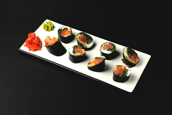 Sushi Utan Ris Serveras Vit Platta Över Svart Bakgrund Isolerad — Stockfoto